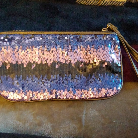 💙 Aeropostale sequin wristlet - Picture 2 of 4